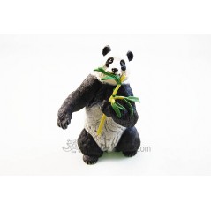 Figurine d'ours panda avec bambou